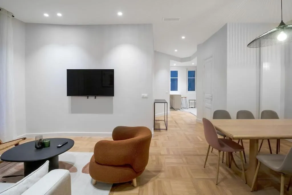 פריז B.Appart 6Pers#2Bedrooms#Victorhugo#Arcdetriomphe 0*,  צרפת
